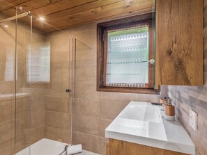 Douche, sĂšche-cheveux, serviettes fournies