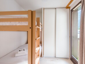 2 bedrooms, bed sheets