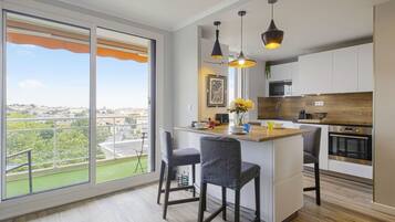 Réfrigérateur, micro-ondes, four, lave-vaisselle