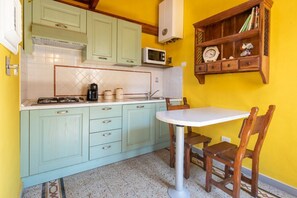 Kühlschrank, Mikrowelle, Herdplatte