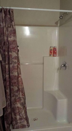 Douche, sĂšche-cheveux, serviettes fournies, savon