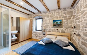 4 bedrooms, free WiFi, bed sheets - Cozy home in Kaprije with kitchen (Kaprije)