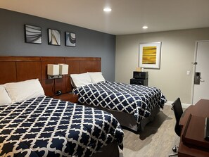 Standard-Doppelzimmer, 2 Queen-Betten | Wohnbereich | 40-Zoll-Flachbildfernseher mit Kabelempfang, Fernseher