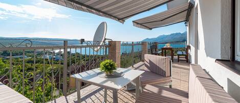 تناول الطعام بالخارج