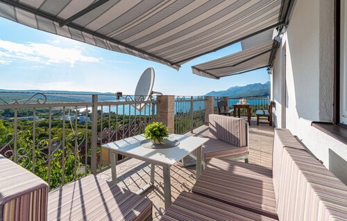 Cozy home in Rovanjska with WiFi