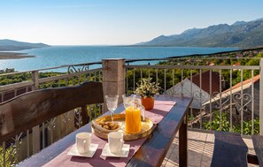 Outdoor dining - Awesome home in Rovanjska with house sea view (Rovanjska)