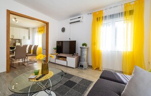 TV - Awesome home in Rovanjska with house sea view (Rovanjska)