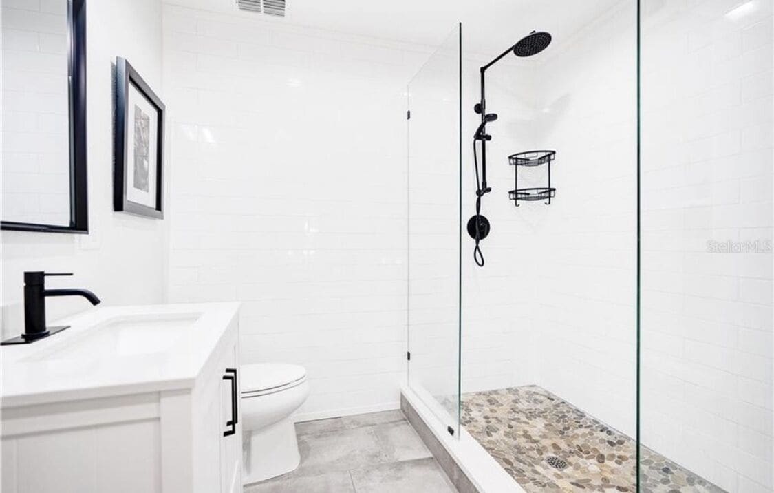 Bañera con ducha, secador de pelo, toallas, jabón