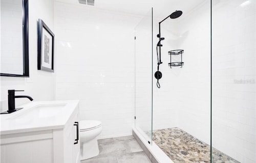 Beautiful Blue oasis in historic Sanford - KING SUITE with full washer dryer 