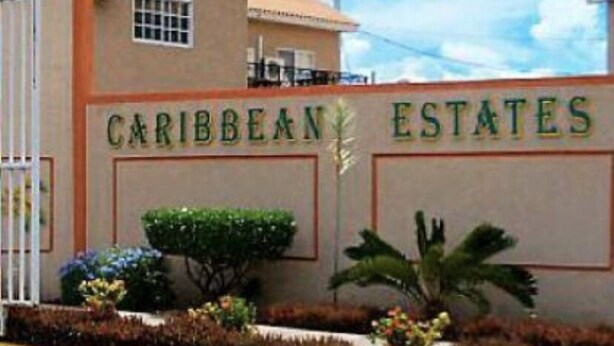 En bygning med et skilt, der viser "CARIBBEAN ESTATES".