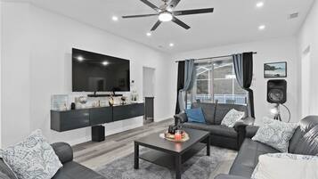 TV connectée, table de tennis de table, livres, chaßne hi-fi