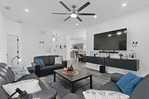 Smart TV, ping pong, books, stereo - 4 Bedrooms/2 Bathrooms AMAZING HOME! PRIVATE POOL! (Kissimmee)