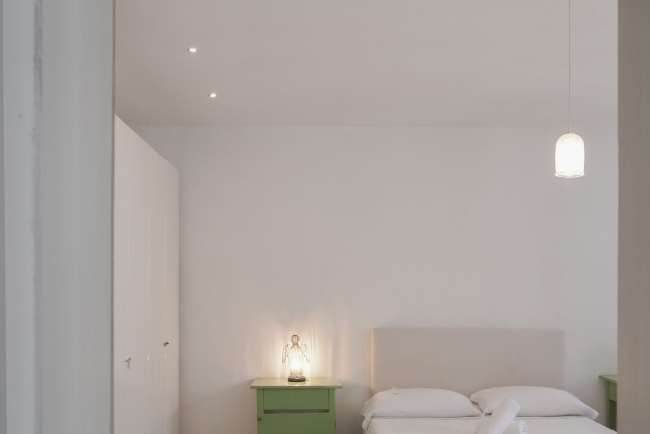 1 habitación, tabla de planchar con plancha, cuna de viaje y wifi 