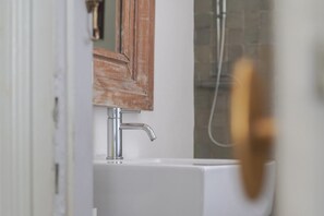 Chuveiro, secador de cabelo, bidê, toalhas de banho