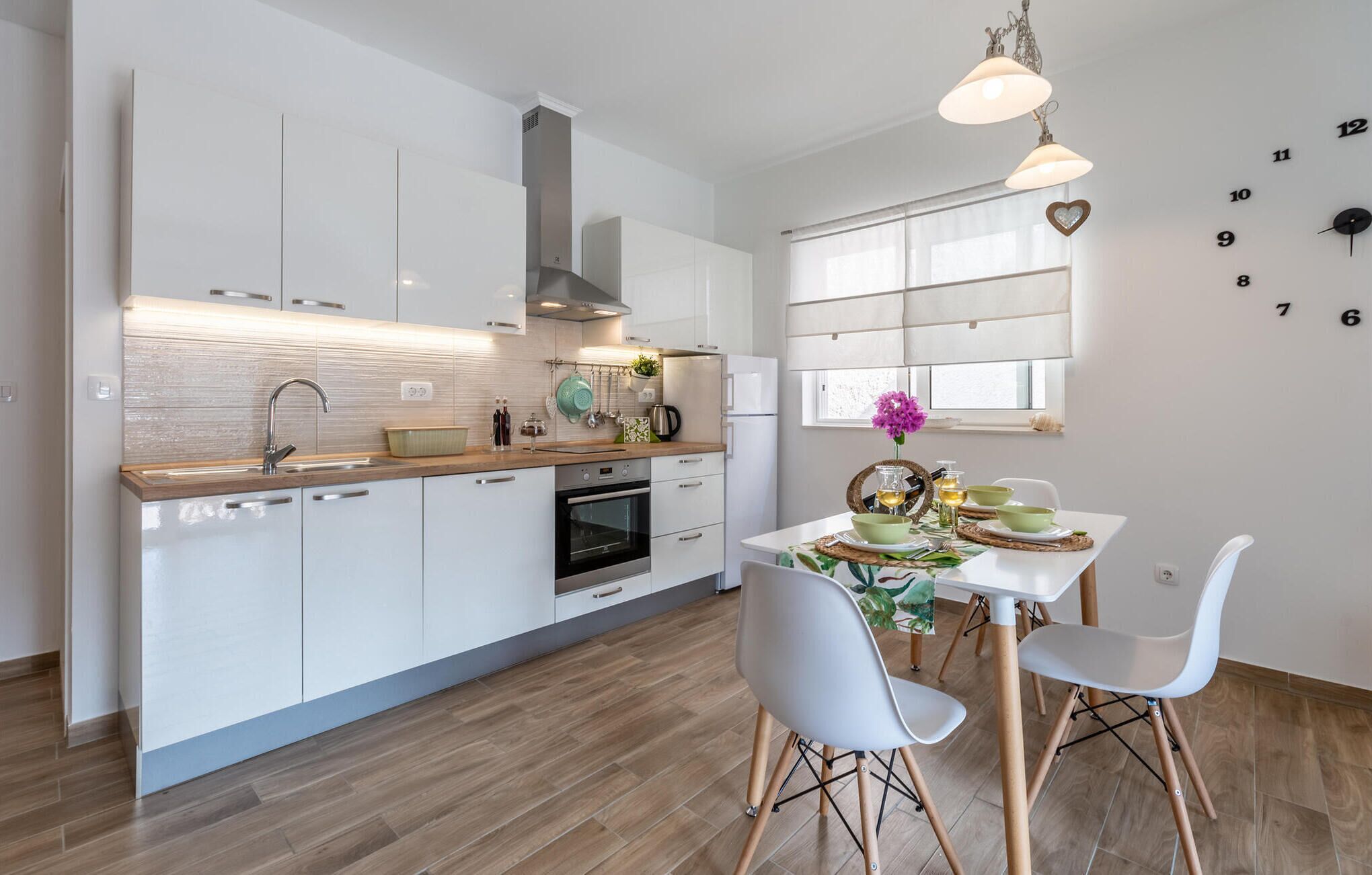 Fridge, oven, stovetop, dishwasher