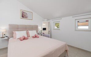 1 bedroom, iron/ironing board, free WiFi, bed sheets