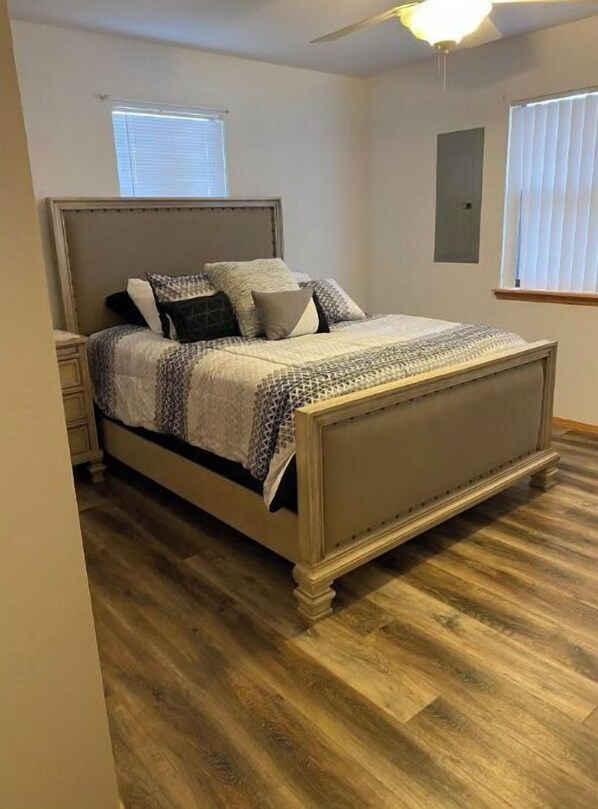 2 عدّة غرف نوم ومكواة/لوح كي وواي فاي مجانًا وملاءات أسرّة