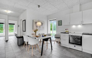 Refrigerador, parrilla de estufa, lavavajillas y cafetera y tetera 