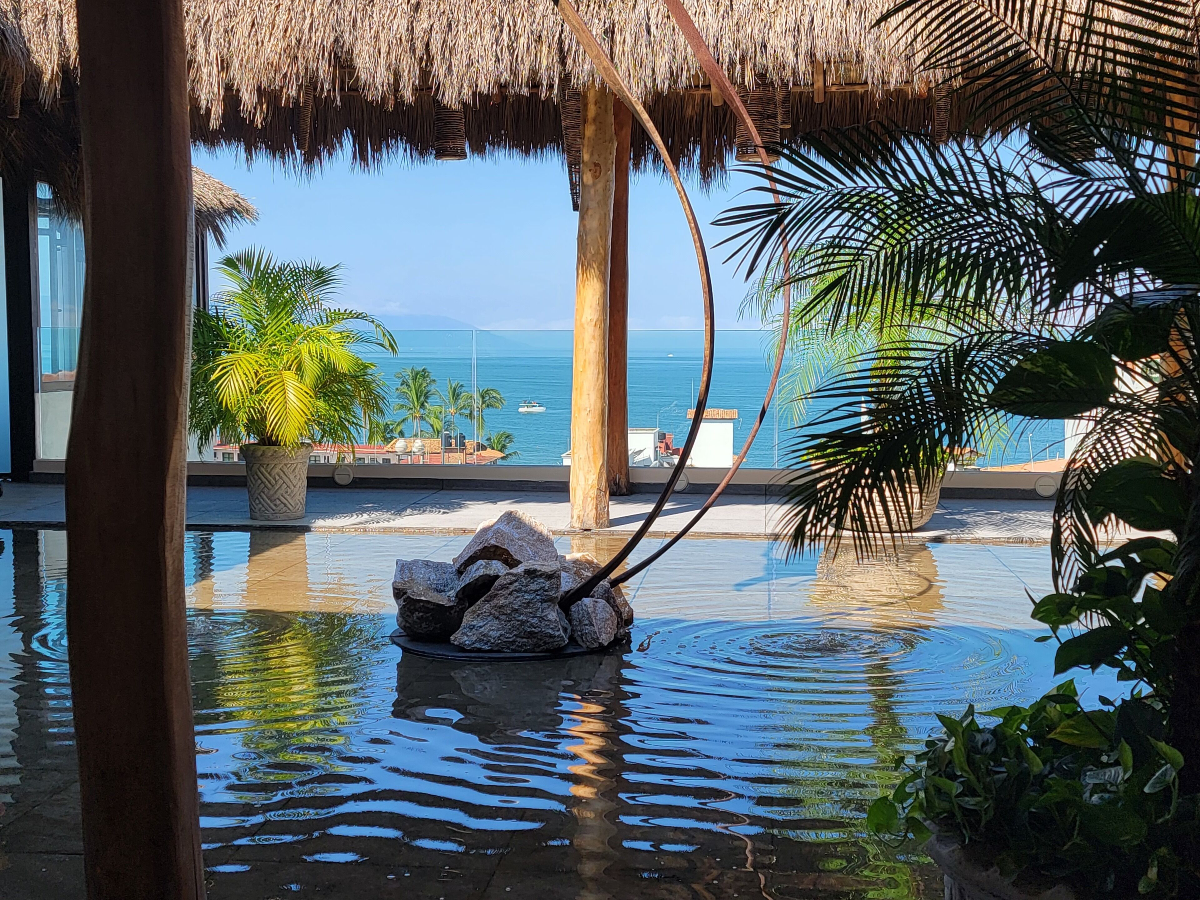 Utendørsbasseng og et oppvarmet basseng