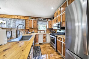 Fridge, microwave, stovetop, dishwasher