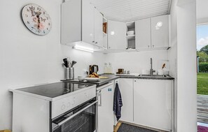 Køleskab, mikrobølgeovn, kogeplade, kaffe-/temaskine