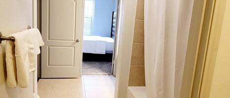 1 soverom, strykejern/-brett, wi-fi (inkludert) og sengetøy