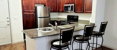 Kjøleskap, mikrobølgeovn, ovn og kokeplater