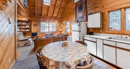 Fantastic retreat close to lake with nearby boat access & private beach - dog OK