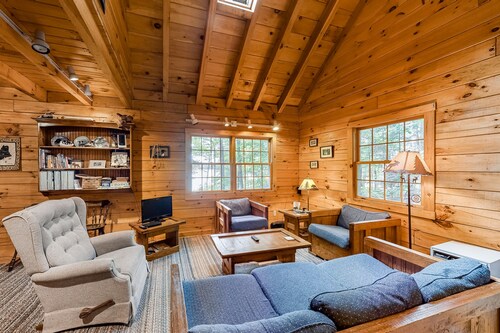 Fantastic retreat close to lake with nearby boat access & private beach - dog OK