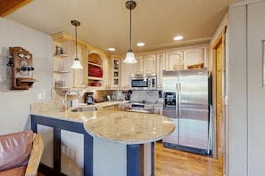 Réfrigérateur, micro-ondes, four, plaque de cuisson