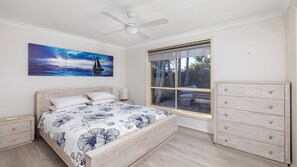 4 bedrooms, iron/ironing board, free WiFi, bed sheets - Pawprints Pet Friendly 4 bedroom level home only 370m to pet friendly beach (Corlette)