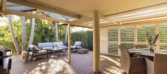 Pawprints Pet Friendly 4 bedroom level home only 370m to pet friendly beach