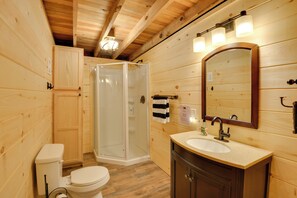 Kostenlose Toilettenartikel, Haartrockner, Handtücher