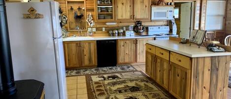 冷蔵庫、電子レンジ、オーブン、コンロ