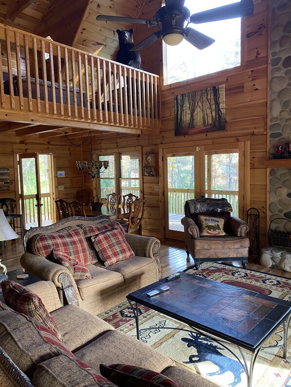 تلفزيون ذكي، مدفأة، كرة قدم الطاولة، تنس طاولة