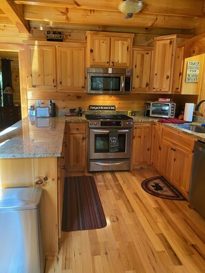 ثلاجة، ميكروويف، فرن، موقد طهي مسطح