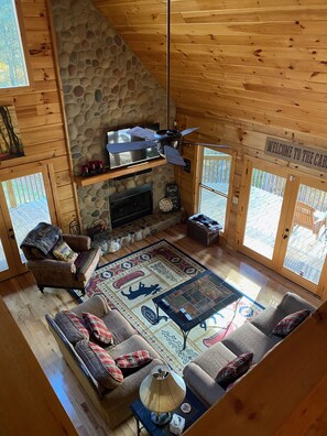 تلفزيون ذكي، مدفأة، كرة قدم الطاولة، تنس طاولة