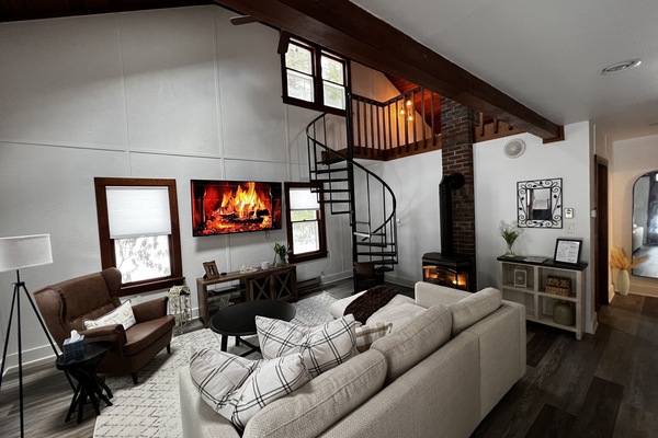 Smart TV, caminetto, tavolo da calcetto, libri