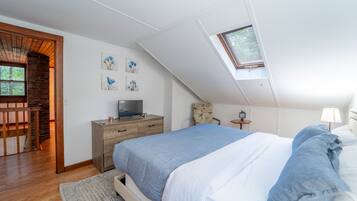 4 bedrooms, desk, iron/ironing board, free WiFi