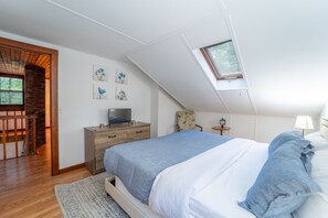 3 slaapkamers, een bureau, een strijkplank/strijkijzer, reisbedje