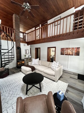 Smart TV, fireplace, table football, books - 3BR Poconos Retreat • Near Kalahari, ATVs, Golf & Shopping (Pocono Pines)