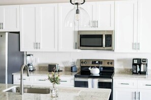 Kylskåp, mikrovågsugn, ugn och spishäll