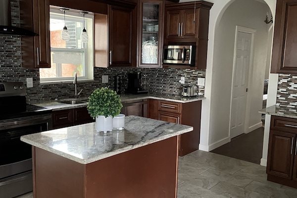 Jääkaappi, mikroaaltouuni, uuni, liesi