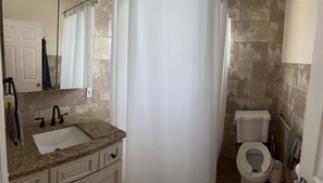 Ein Badezimmer mit Waschbecken, Spiegel und Toilette.