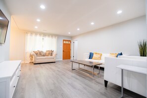 Living area - Spacious 5 Bedroom Home! Free WIFI! AC & HEAT! (San Jose)