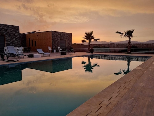 Villa with private swimming pool between sea and mountains