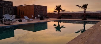 Villa with private swimming pool between sea and mountains