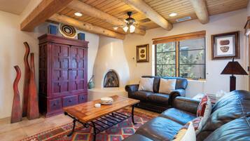 Condo (2 Bedrooms) | Front of property