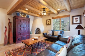Condo (2 Bedrooms) | Front of property