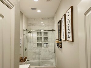 Combined shower/bathtub, jetted bath, hair dryer, towels